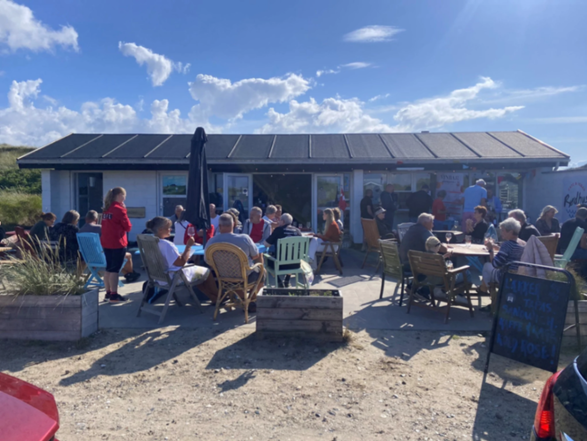 Rødhus Cafe & Isbar ved Vesterhavet i solnedgang